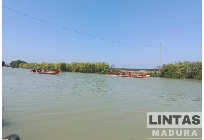 Dua perahu dayung saat berpacu menuju garis finish. (Dok:lintasmadura)