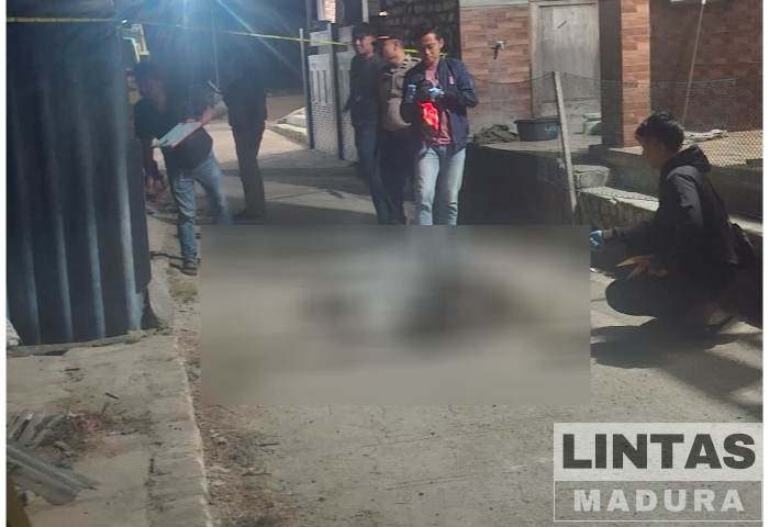 Anggota polres Sampang saat melakukan olah TKP dilokasi korban penganiayaan ditemukan. (Dok:ist)